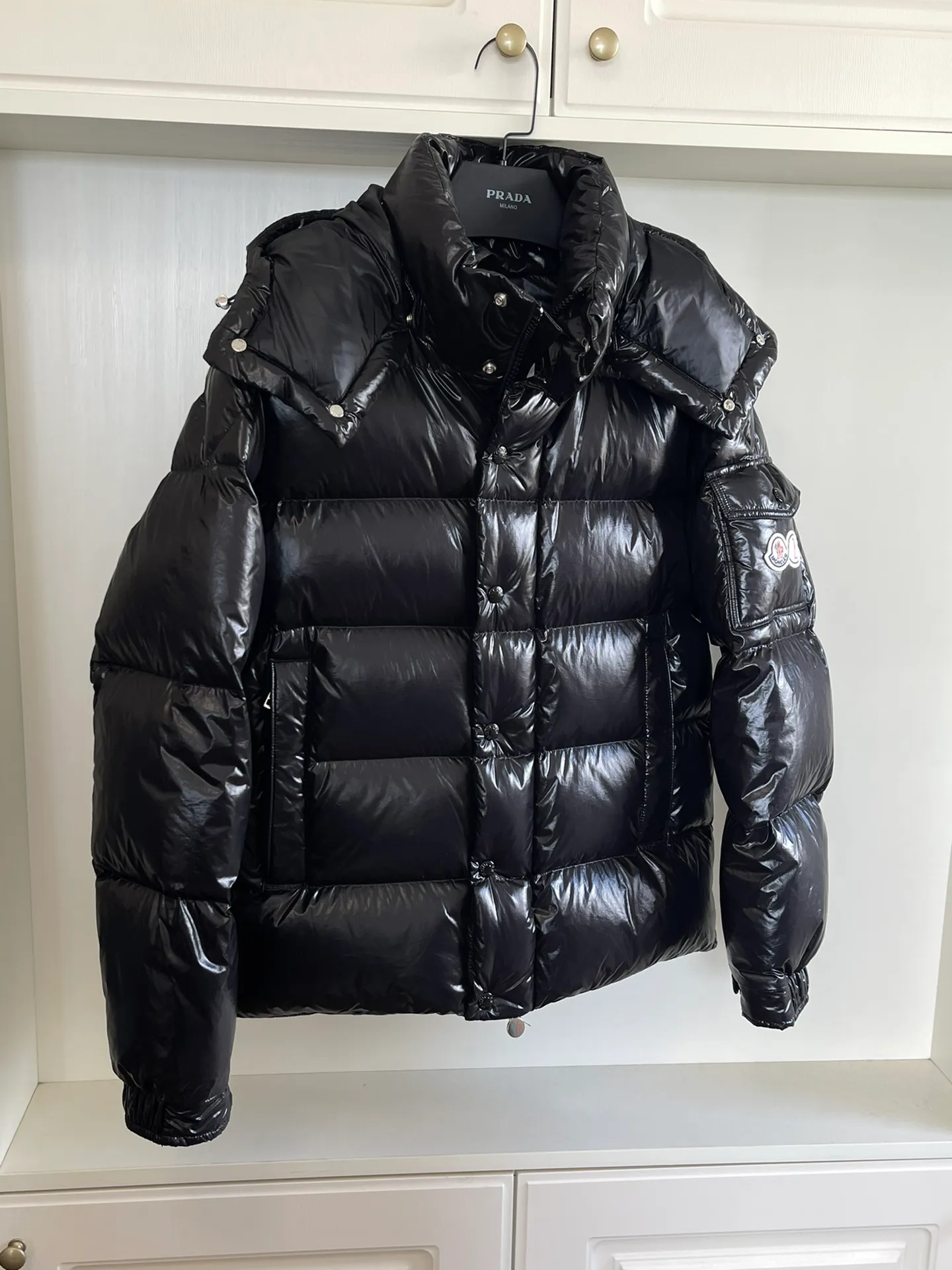 P390 Moncler/ 2026 70 、 。 DNA ， ， 。 Classic ， 、 。 Classic 70 。 Quality， 90 ，Premium Quality ， ，Black ！ Sizes M-3XL